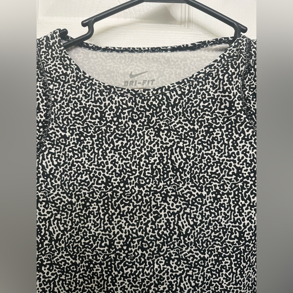 Women’s Nike Dri fit 3/4 sleeve top black & white snow leopard print size Small - Picture 2 of 4